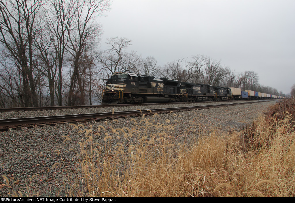 NS 1076 leads train 21J